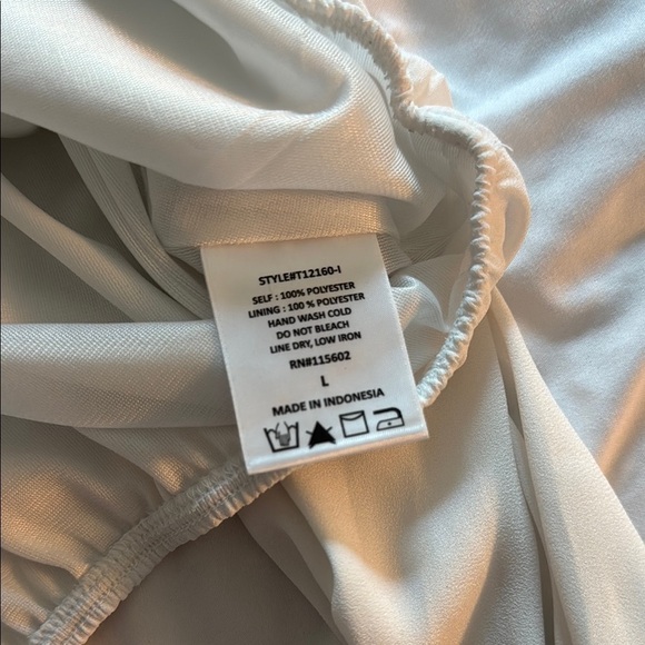 Dainty hooligan -Elegant Off-Shoulder cropped White Blouse- size large - Picture 4 of 4